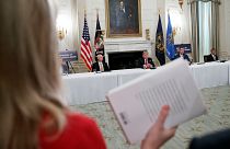 صحفية تحمل نسخة من كتاب بولتون أمام ترامب