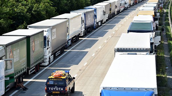 Archives : des camions bloqué sur l'autoroute M20 dans le Kent, le 1er juillet 2015 Archives : des camions bloqué sur l'autoroute M20 dans le Kent, le 1er juillet 2015