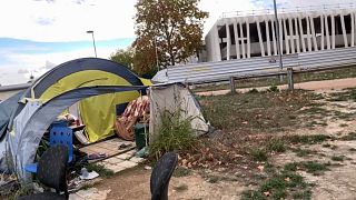 Leben im Schatten des Neubaus. Die Gemeinde Vaulx-en-Velin hat die Räumung des "wilden" Migrantencamps angeordnet