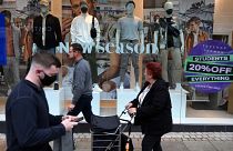 متسوق يرتدي كمامة للوقاية من مرض كوفيذ-19 في لانشير في المملكة المتحدة. 2020/09/23