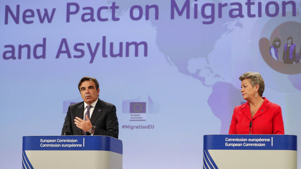 El vicepresidente de la Comisión Margaritis Schinas y la comisaria de Interior Ylva Johansson en la presentación del Pacto sobre migraciones y asilo.