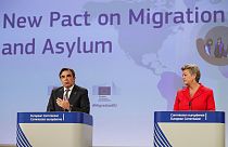El vicepresidente de la Comisión Margaritis Schinas y la comisaria de Interior Ylva Johansson en la presentación del Pacto sobre migraciones y asilo.