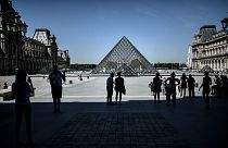 ساحة متحف اللوفر في باريس. 2020/08/06