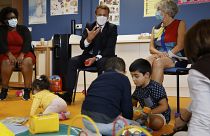 Emmanuel Macron avec des enfants