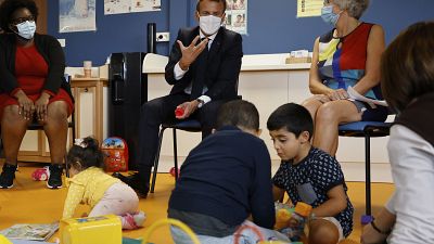 Emmanuel Macron avec des enfants