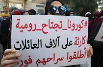 أقارب سجناء رومية ينظمون مظاهرة خارج وزارة العدل في العاصمة اللبنانية بيروت في 14 سبتمبر 2020 