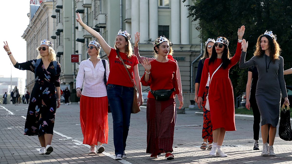 Первые акции протеста в Минске после инаугурации Лукашенко: женщины надели короны, провозгласив себя королевами