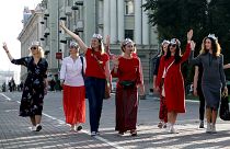 Первые акции протеста в Минске после инаугурации Лукашенко: женщины надели короны, провозгласив себя королевами