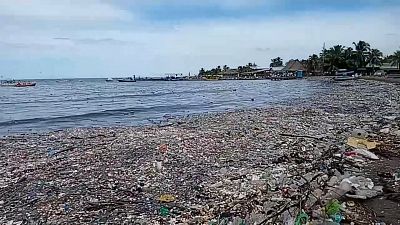شاهد: إزالة قمامة جرفتها أمواج البحر على طول الساحل الكاريبي في هندوراس