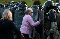 Une femme face aux policiers à Minsk au Bélarus, le 23 septembre 2020