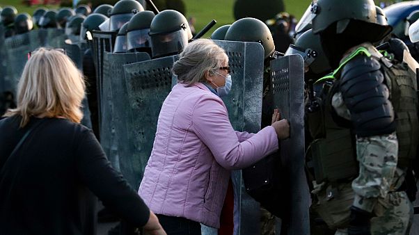 Une femme face aux policiers à Minsk au Bélarus, le 23 septembre 2020 Une femme face aux policiers à Minsk au Bélarus, le 23 septembre 2020