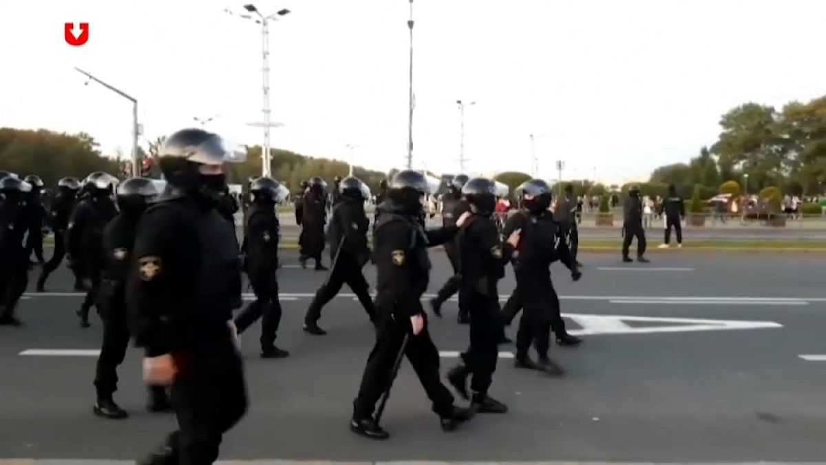 Enfrentamientos entre policía y manifestantes durante la manifestación de este miércoles en Minsk