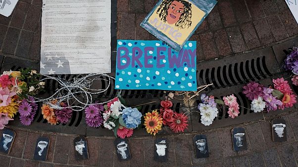 Amerikalı siyahi Breonna Taylor'ın 13 Mart'ta evinde polisler tarafından öldürülmesi Kentucky eyaletinde ve ülke genelinde büyük çaplı protestolara neden oldu. Amerikalı siyahi Breonna Taylor'ın 13 Mart'ta evinde polisler tarafından öldürülmesi Kentucky eyaletinde ve ülke genelinde büyük çaplı protestolara neden oldu.