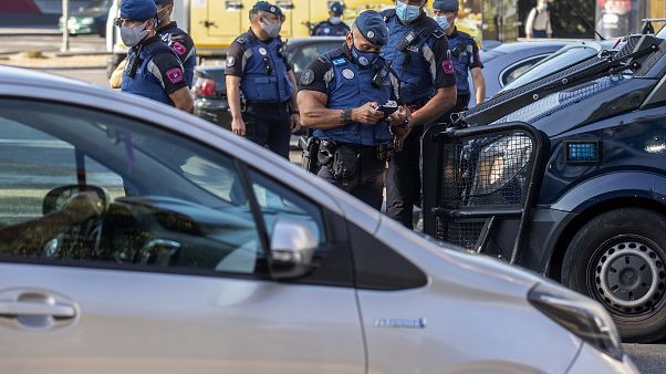 Polícia em posto de controlo em Madrid Polícia em posto de controlo em Madrid