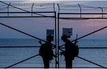 جنديان من كوريا الشمالية