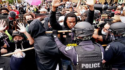 Policías y manifestantes, cara a cara en Louisville, Kentucky