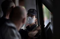 Una policía realiza un control en Vallecas, Madrid