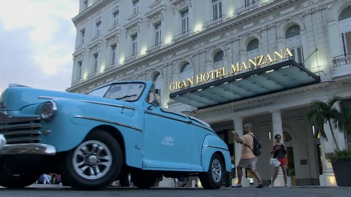 Imagen de archivo de un vehículo ante el Gran Hotel Manzana Kempinski de La Habana