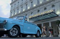 Imagen de archivo de un vehículo ante el Gran Hotel Manzana Kempinski de La Habana