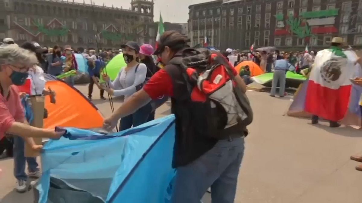 Opositores acampan frente al Palacio Presidencial en Ciudad de México