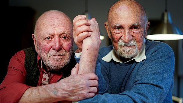 Le sculpteur et dessinateur Koenraad Tinel (à gauche) et l''avocat et pianiste belge à la retraite Simon Gronowski (à droite) pose lors d'une interview le 24 février 2020 Le sculpteur et dessinateur Koenraad Tinel (à gauche) et l''avocat et pianiste belge à la retraite Simon Gronowski (à droite) pose lors d'une interview le 24 février 2020
