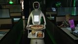 В британском ресторане еду посетителям развозят роботы