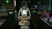 İngiltere'de bu restoranda garsonlar robot 