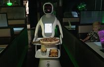 İngiltere'de bu restoranda garsonlar robot