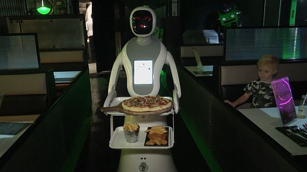 Premiers "serveurs-robots" dans un restaurant anglais Premiers "serveurs-robots" dans un restaurant anglais