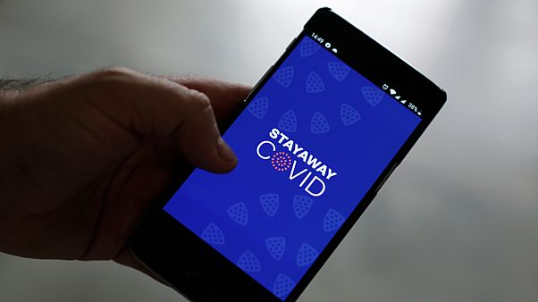 تطبيق لتعقب مصابي كوفيد-19 تطبيق لتعقب مصابي كوفيد-19