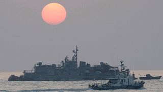 Dél-koreai hadihajó a Jonpjong-sziget közelében