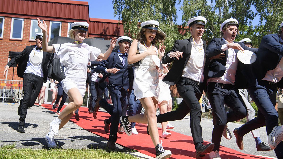 Frissen érettségizett fitalok a stokcholmi Nacka gimnázium előtt 2020. június 3-án