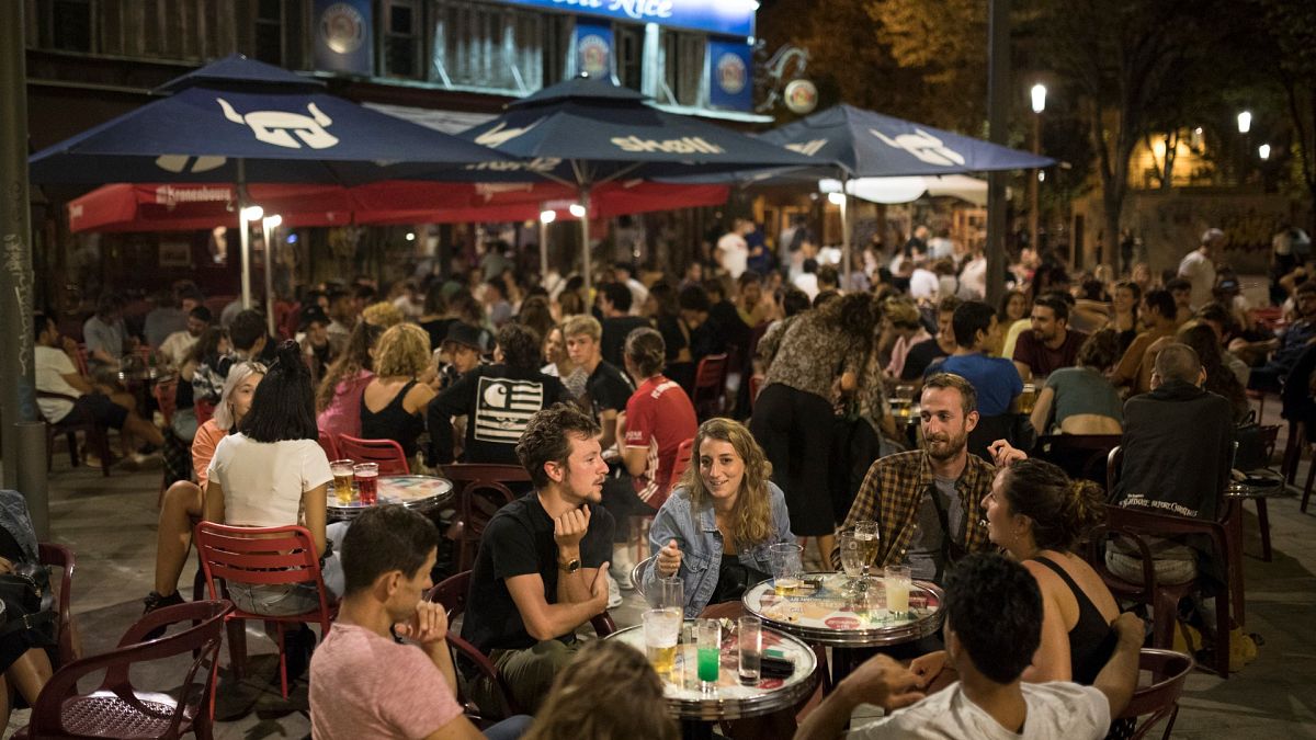  Des amis en terrasse de café à Marseille, le 12 septembre 2020