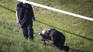 Los forenses trabajan cerca de una gasolinera en Botkyrka, Suecia, donde una chica fue asesinada el 2 de agosto de 2020. 