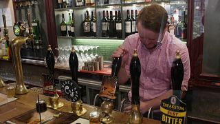 Los bares y restaurantes británicos son los más afectados por las nuevas restrcciones por la nueva ola de la pandemia.