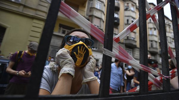A sárga-fekete maszk és a terelőszalag az SZFE-blokád jelképei lettek A sárga-fekete maszk és a terelőszalag az SZFE-blokád jelképei lettek