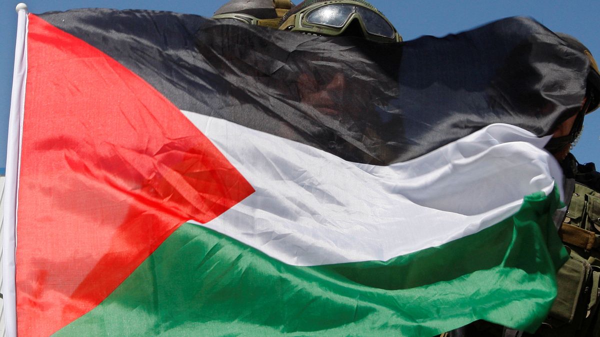 سربازان اسرائیلی پشت پرچم فلسطین