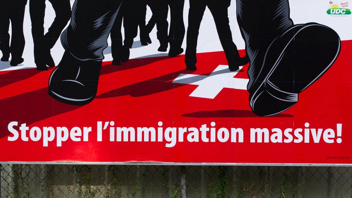 A svájci néppárt bevándorlásellenes óriásplakátja 2011-ből