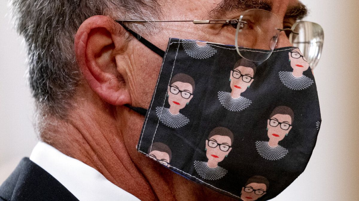 La mascarilla con la efigie de la fallecida Ruth Bader Ginsburg causa furor en EEUU.