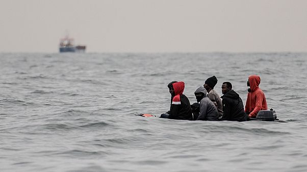 Flüchtlinge auf einem Boot im Ärmelkanal Flüchtlinge auf einem Boot im Ärmelkanal