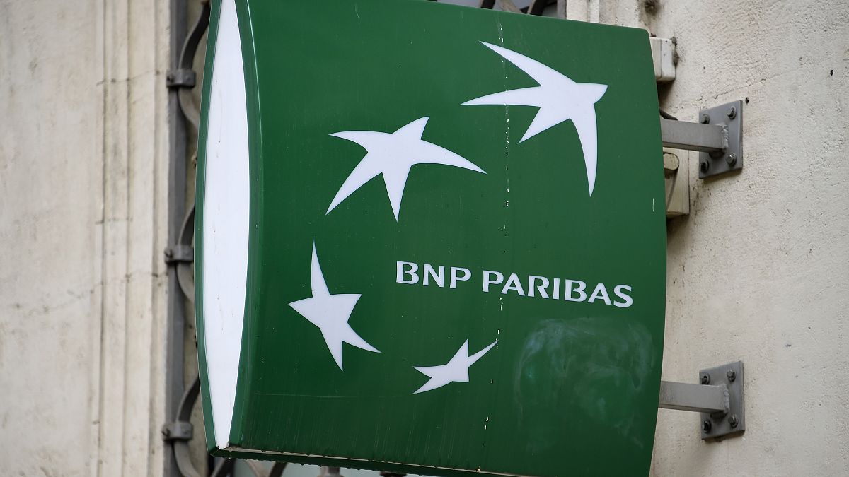 شعار "بي إن بي باريبا" في مدينة مونبلييه الفرنسية. 2014/06/23