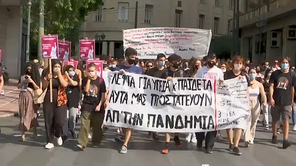 Profesores, estudiantes y padres se manifestaron este miércoles en Atenas contra el plan del Gobierno griego para los centros escolares. Profesores, estudiantes y padres se manifestaron este miércoles en Atenas contra el plan del Gobierno griego para los centros escolares.