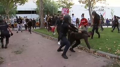 La Policía detiene a una persona durante la concentración ante la Asamblea de Madrid