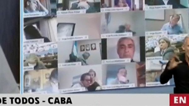 En el centro, abajo, el diputado Juan Emilio Ameri, apoya su cabeza sobre el pecho de su pareja En el centro, abajo, el diputado Juan Emilio Ameri, apoya su cabeza sobre el pecho de su pareja