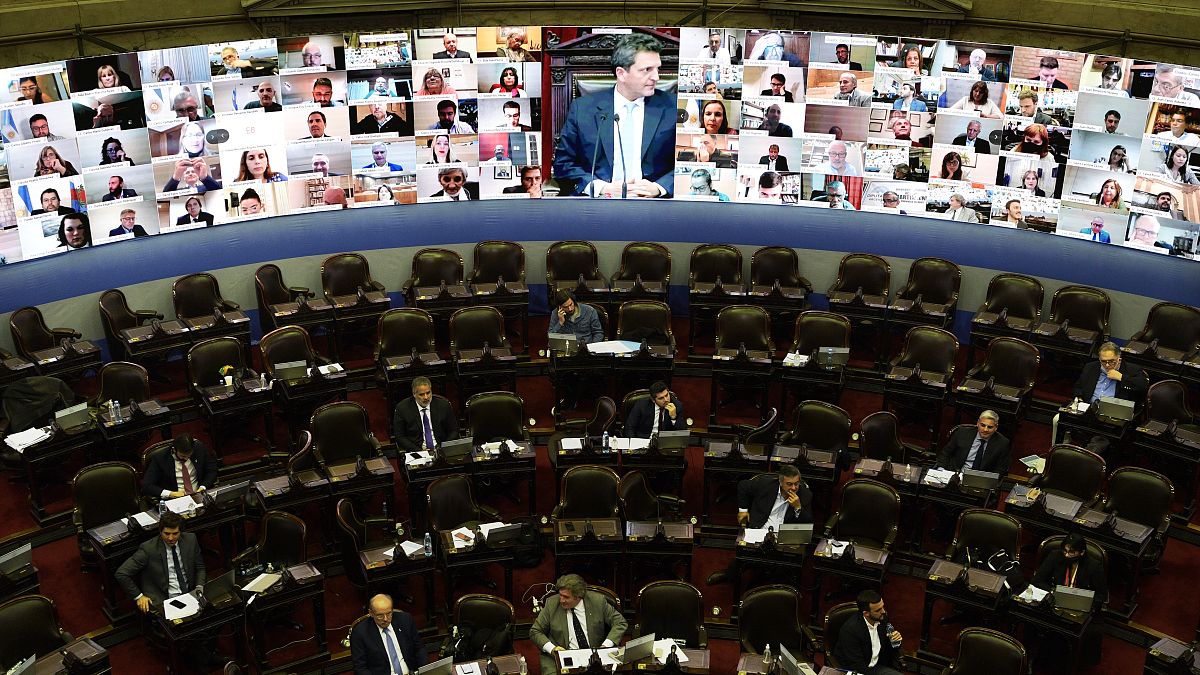L'écran panoramique installé au Parlement argentin à cause de la pandémie de Covid-19 - Buenos Aires, le 13 mai 2020
