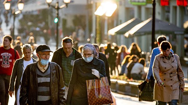Прохожие на одной из центральных московских улиц. Прохожие на одной из центральных московских улиц.