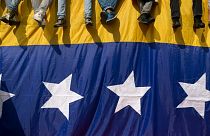 ونزوئلایی ها در کنار پرچم کشورشان