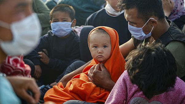 Afgan göçmenler, aralarında 18 çocuğun da bulunduğu 37 kişinin Yunan makamlarca denize itildiklerini söyledi Afgan göçmenler, aralarında 18 çocuğun da bulunduğu 37 kişinin Yunan makamlarca denize itildiklerini söyledi