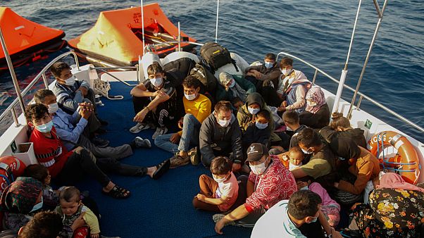 صورة للاجئين اثناء إنقاذهم من قبل السلطات التركية صورة للاجئين اثناء إنقاذهم من قبل السلطات التركية