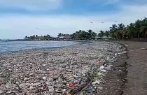 Playa cubierta de basura en la costa de Honduras